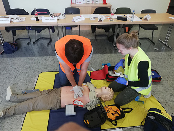 DRK Bild 1 Training einer Reanimation mit einem AED