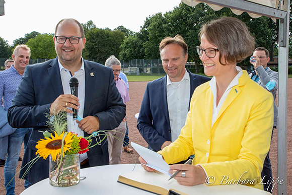 Integrationssportplatz MV Ministerin Scharrenbach BLippe Goldene Buch