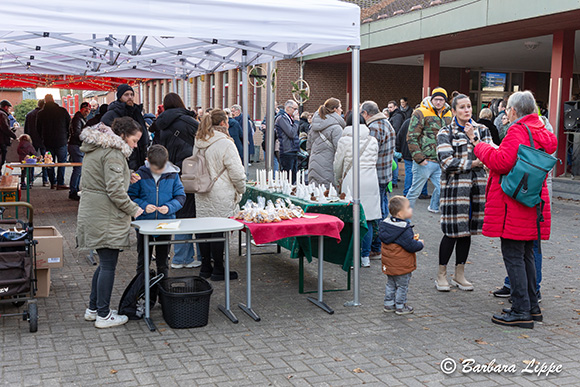AntoniusSch Adventsmarkt 2024 BLippe Schulhof