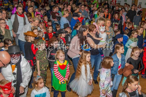 Kinder feiern Karneval - 2020