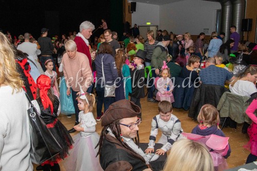 Kinder feiern Karneval - 2020