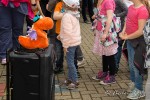 Kinder präsentieren ihre Werke der Projektwoche