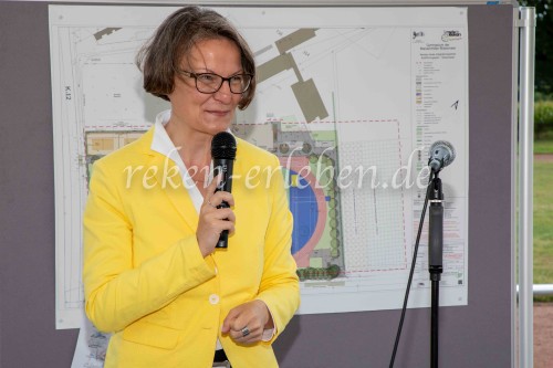 Integrationssportplatz MV Ministerin Scharrenbach - BLippe-10