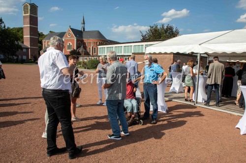 Integrationssportplatz MV Ministerin Scharrenbach - BLippe-16