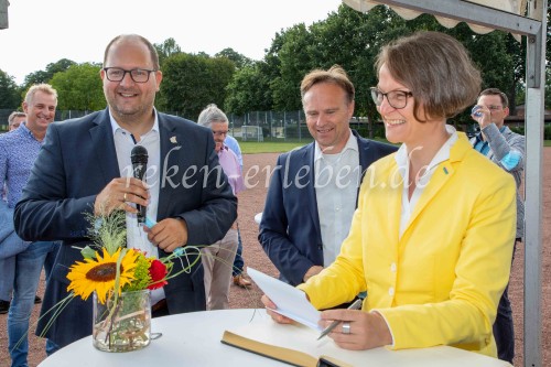 Integrationssportplatz MV Ministerin Scharrenbach - BLippe-24