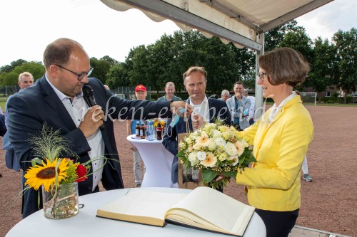 Integrationssportplatz MV Ministerin Scharrenbach - BLippe-25