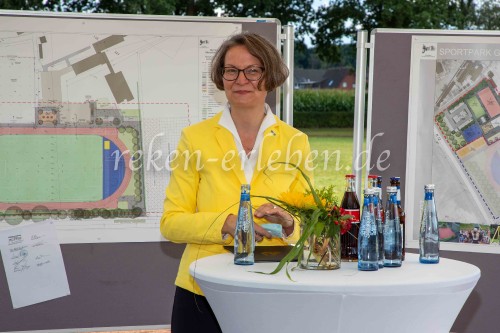 Integrationssportplatz MV Ministerin Scharrenbach - BLippe-8