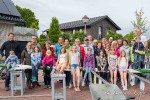 Nachbarn Konrad-Adenauer Straße stellen Maibaum auf