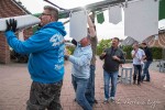 Nachbarn Konrad-Adenauer Straße stellen Maibaum auf